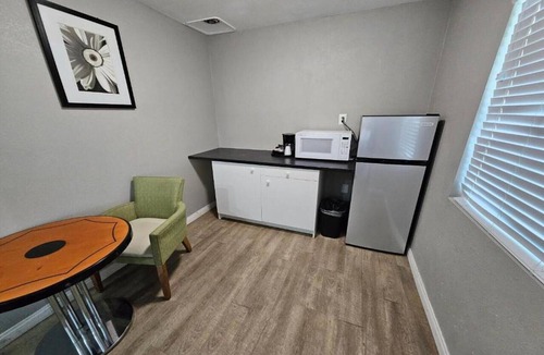 Ridgecrest Apartment | King Bed with Kitchenette|Nsmk