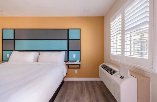 Victorville Hotel | King Room Featuring TV and Contemporary Amenities for Travelers