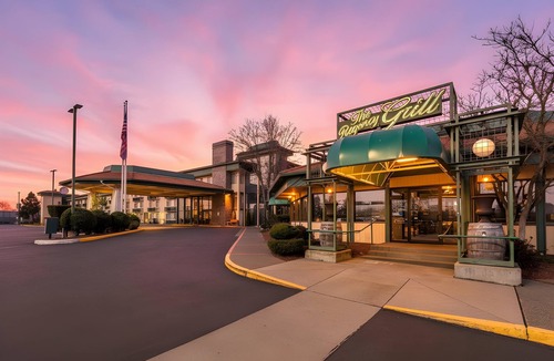 Medford Apartment | King Room w/Work Desk & Free Breakfast | Near MFR
