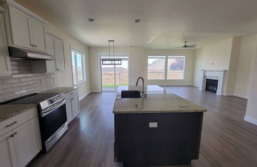 Kennewick House | King Suite, 3 Car Garage & Yard 3/2