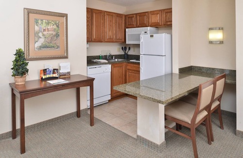 Nor Este Condo | King Suite | Free Daily Breakfast, Pool + Hot Tub Access