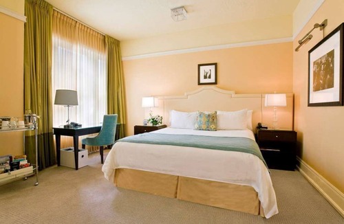 Goose Hollow Hotel | King Suite Near Shops & Eats | Pet-Friendly