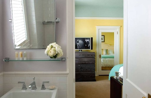 Goose Hollow Hotel | King Suite Near Shops & Eats | Pet-Friendly