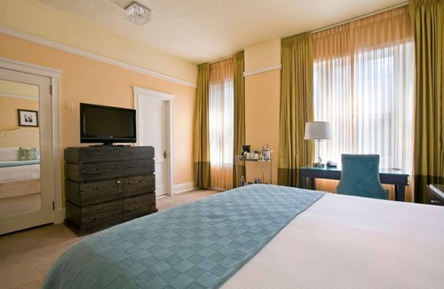 Goose Hollow Hotel | King Suite Near Shops & Eats | Pet-Friendly