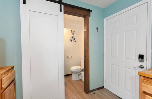 Grayland Hotel | King Suite | WiFi | Pet-Friendly