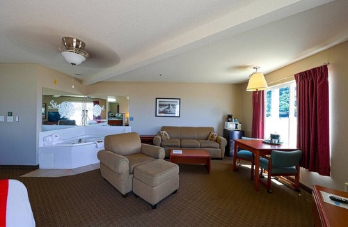 Lincoln City Apartment | King Suite with Balcony - Ocean view
