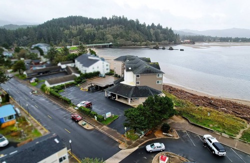 Lincoln City Apartment | King Suite with Balcony - Ocean view