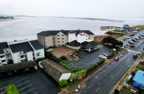 Lincoln City Apartment | King Suite with Balcony - Ocean View