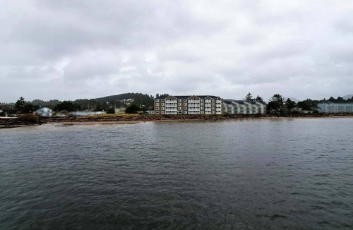 Lincoln City Apartment | King Suite with Balcony - Ocean View