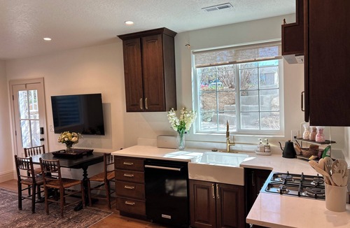 Mount Pleasant Apartment | King’s Cottage Guesthouse-Adorable daylight basement apartment!