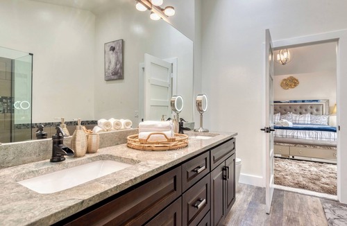 Covington House | KN1 GLITTER VILLA: RENOVATED MODERN STYLE