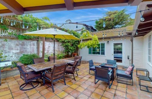 Country Club House | La Jolla Historic Gem, Hot Tub, Game Room, Garden Oasis with Firepit & Courtyard Dining