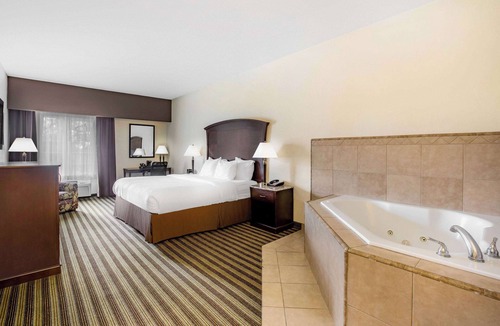 Fowler Hotel | La Quinta Inn & Suites by Wyndham Fowler