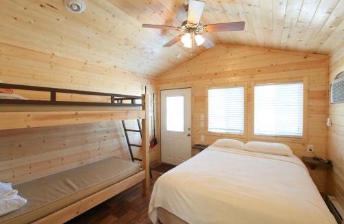 Willis Resort | Lake Conroe Queen Studio Cabin 5