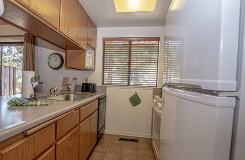 Lake Forest Condo | Lake Forest Glen # 201: Conveniently Located Condo with Great Amenities