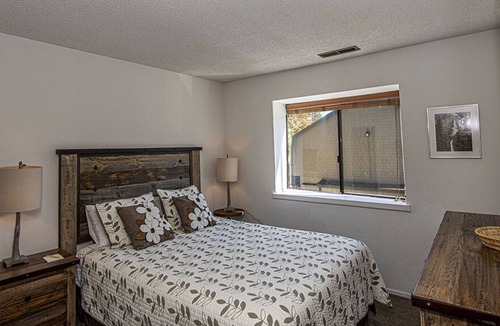 Lake Forest Condo | Lake Forest Glen # 201: Conveniently Located Condo with Great Amenities