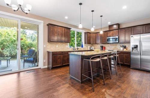 Lake Forest Park House | Lake Forest Retreat w Indoor & Outdoor Fireplaces