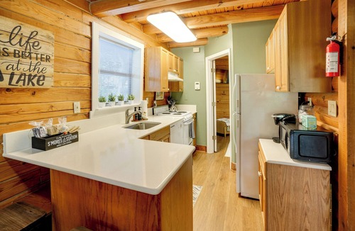 Taylor Creek Cabin | Lake Okeechobee Dockside Cabin w/Pool Access