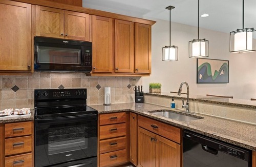Chelan Resort | Lake Ozarks | Family Lake Retreat | Pool + Lake | 3BR Sleeps 8