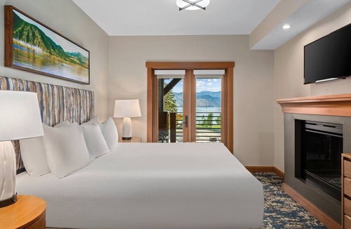 Chelan Resort | Lake Ozarks | Family Lake Retreat | Pool + Lake | 3BR Sleeps 8