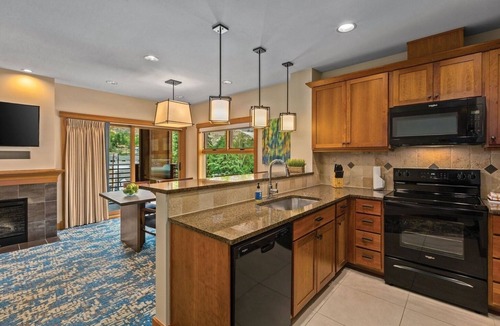 Chelan Resort | Lake Ozarks | Romantic Lake Retreat | Pool + Lake