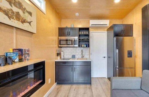 Madras House | Lake Simtustus Resort Crown Point Tiny Home #11 - Hot Tub