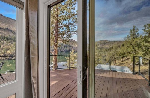 Madras House | Lake Simtustus Resort Juniper Hill Tiny Home #11 - Hot Tub