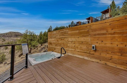 Madras House | Lake Simtustus Resort Juniper Hill Tiny Home #13 - Hot Tub