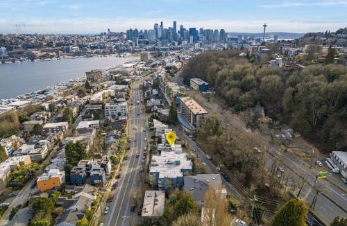 East Queen Anne House | Lake Union Rooftop, Sleeps 12, Parking & Sauna
