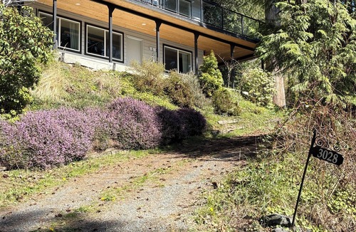 Bellingham House | Lake Whatcom Summer home, 100' private beach, paddle boards and kayaks!
