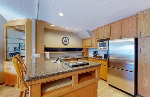 Chelan Condo | Lakefront Condo with WiFi - Dock Features Shared Hot Tub & Pool