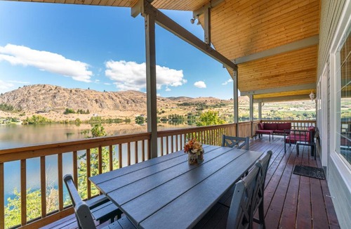 Manson House | Lakefront Cottage - Hot Tub - Private Dock - Near Chelan