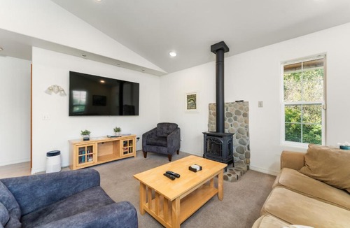 Manson House | Lakefront Cottage - Hot Tub - Private Dock - Near Chelan