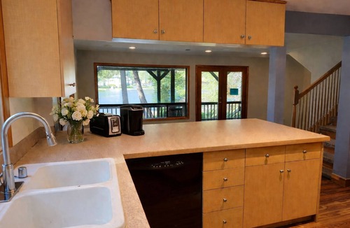 Lake Morton-Berrydale House | Lakefront Cottage in Kent +hot tub+ firepit+ Canoe +World cup