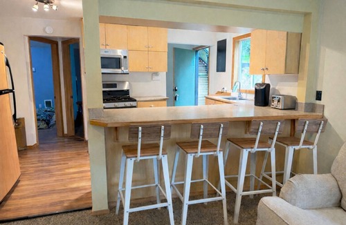 Lake Morton-Berrydale House | Lakefront Cottage in Kent +hot tub+ firepit+ Canoe +World cup