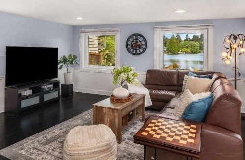 Federal Way House | Lakefront cottage with AC