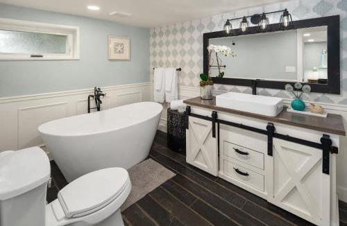Federal Way House | Lakefront cottage with AC