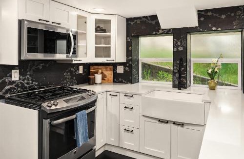 Federal Way House | Lakefront cottage with AC
