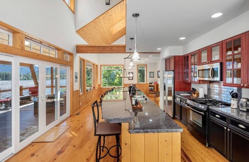 Leavenworth Cabin | Lakefront Luxury for You and Your Pet: Enjoy Nason Ridge Mountain Views in Style