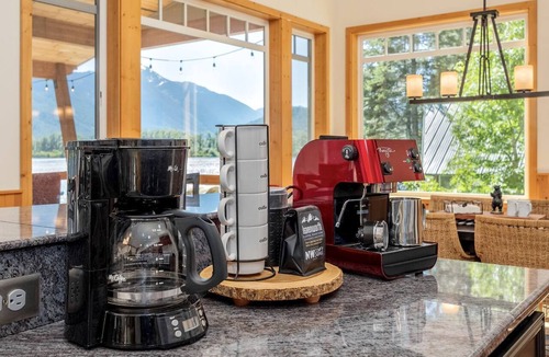 Leavenworth Cabin | Lakefront Luxury for You and Your Pet: Enjoy Nason Ridge Mountain Views in Style
