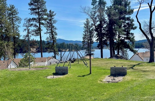 Republic Cabin | Lakefront Studio Retreat at Tiffanys Resort - Private Deck & Full Bath