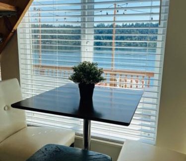 Viewpoint House | Lakefront with private beach