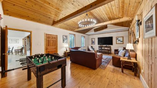 Y Area House | Lakesong Lodge by AvantStay
