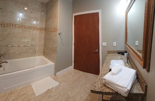 Central Houghton Hotel | Lakeview Hotel