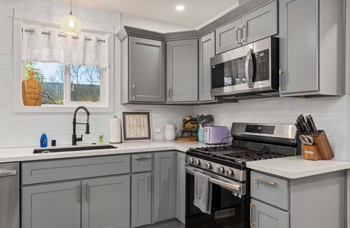 Tillicum House | Lakewood Stunner sleeps 6+ with Two KING size beds!