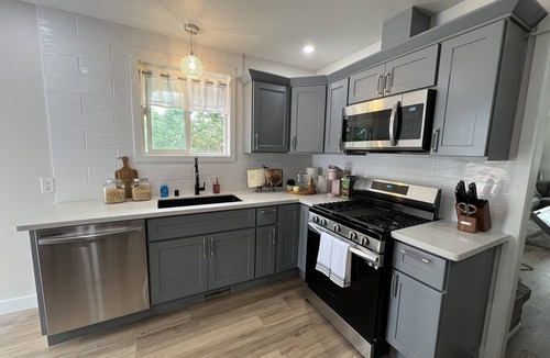 Tillicum House | Lakewood Stunner sleeps 6+ with Two KING size beds!
