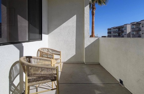 Rhodes Ranch Apartment | Landing | Amazing 2BD, Gym, Rooftop Lounge