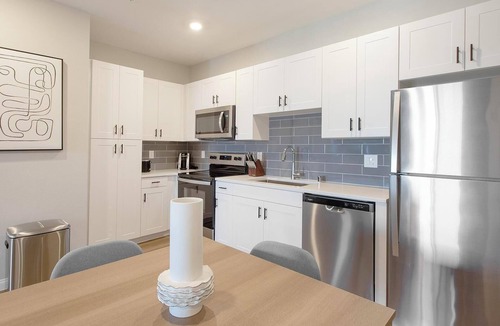 Townsite Apartment | Landing | Beautiful 2BD, Rooftop Lounge, Pool