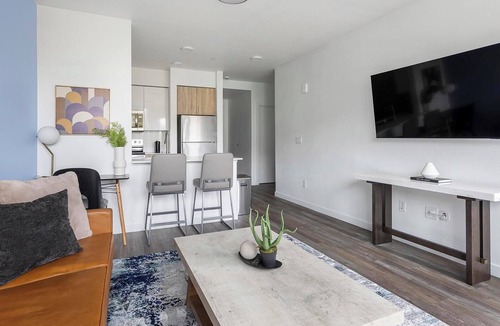 Bridgeton Apartment | Landing | Chic 1BD, Gym