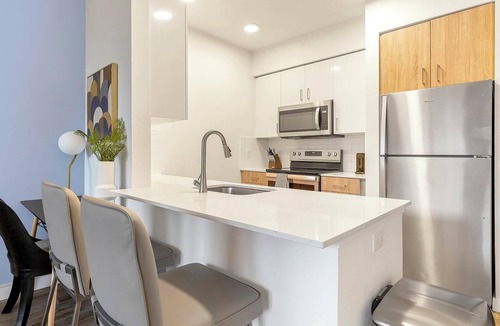 Bridgeton Apartment | Landing | Chic 1BD, Gym